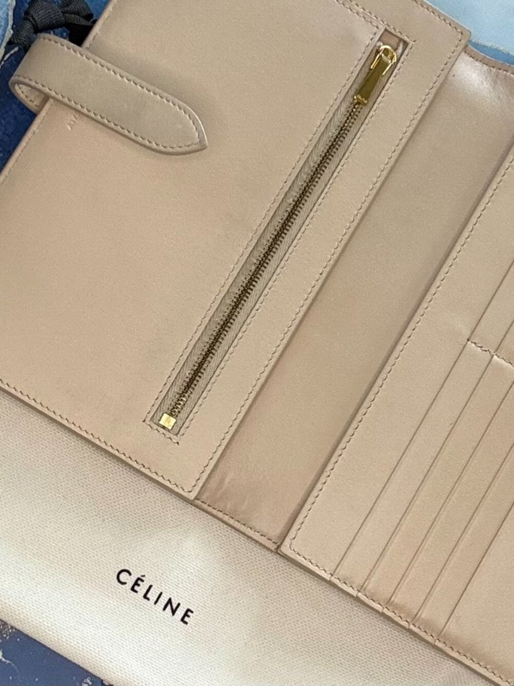 🔥 AUTHENTIC CÉLINE Grained Leather Large Strap Wallet | - Picture 2 of 16